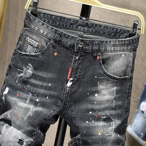 Pantaloncini in denim grigio scuro con macchie di vernice ed etichetta rossa moda