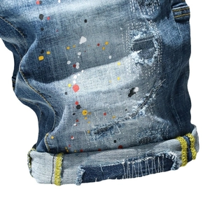 Short en jean délavé pour homme avec taches de peinture, patchs et détails usés