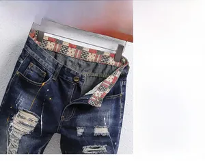 Detail von blauen Distressed-Denim-Shorts mit Farbspritzern und Flaggenmuster-Futter