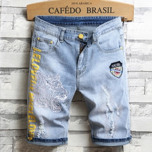 Short en Denim Déchiré avec Broderie Tigre pour Hommes Bleu Clair Délavé Streetwear Décontracté Longueur Moyenne Short en Coton