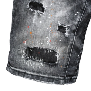 Pantaloncini di jeans grigio scuro da uomo con schizzi di vernice e toppe cucite