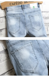 Détail du short en jean délavé bleu clair avec poches arrière et coutures contrastées