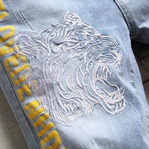 Short en jean bleu clair délavé avec broderie tigre et imprimé LOVE ME WHO