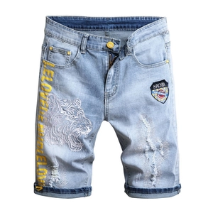 Short en jean bleu clair pour homme avec broderie tête de tigre et détails déchirés