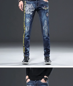 Broderie tigre détaillée et imprimé lettres sur jean bleu stretch coupe ajustée pour hommes