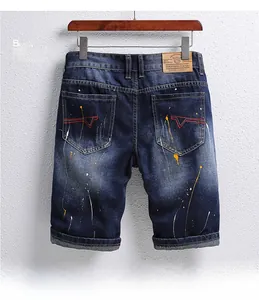 Detailansicht der Rückseite von Herren-Denim-Shorts mit Farbspritzern und roter Naht