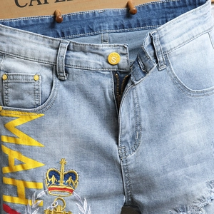 Short en jean bleu clair pour hommes avec imprimé MAH jaune et écusson couronne brodé