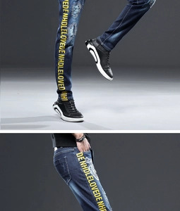 Détail du jean bleu pour hommes avec ruban latéral jaune, lettrage NHDLELOVE et finitions usées