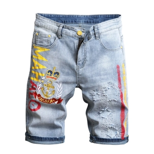 Short en jean bleu clair pour homme avec broderie MAHALO jaune et détails déchirés tendance