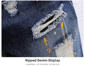 Makro-Detail von blauem Denim mit Farbspritzern und ausgefransten Destroyed-Elementen
