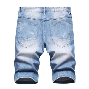 Short en jean bleu clair pour homme avec effet usé et ourlets effilochés vue de derrière