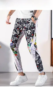 Detailaufnahme des Graffiti-Aufdrucks auf schmal geschnittener grüner Freizeithose