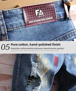 Détail du short en jean déchiré avec patch de marque en cuir et texture coton brossé