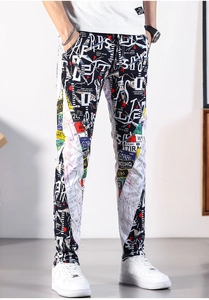 Detailansicht der schmal geschnittenen Herrenjeans mit Graffiti-Prints und Motiven