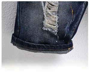 Detailansicht der Jeans-Shorts mit Farbspritzern und stilvollem Umschlag am Saum
