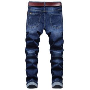 Slim Fit Herren Jeans in Vintage-Blau mit braunem Ledergürtel und Rücktaschendetail