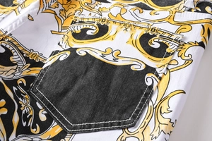 Dettaglio ravvicinato della tasca posteriore di pantaloni slim da uomo con stampa barocca