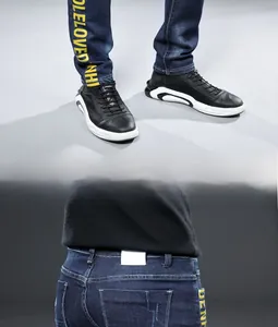 Gros plan détaillé d'un jean bleu avec lettrage jaune et broderie sur la poche arrière