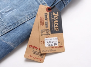 Détail macro des étiquettes de short en jean montrant le modèle D811 taille 30 et la texture