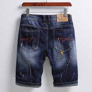 Dunkelblaue Denim-Shorts für Herren mit Farbspritzern und roter V-Taschenbestickung