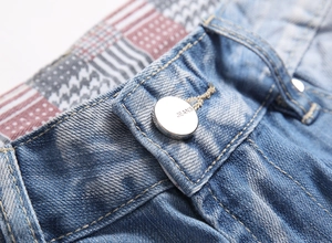 Détail du short en jean bleu avec bouton en métal argenté et doublure intérieure à carreaux