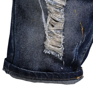 Dunkelblaue Ripped-Denim-Shorts mit künstlerischen Farbspritzern und Fransen-Details