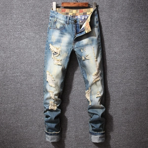 Jean slim pour homme bleu clair avec effet vieilli et détails de genoux déchirés