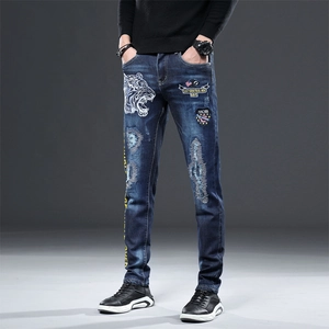 Jean bleu coupe ajustée pour homme avec broderie tête de tigre et patchs de style rétro