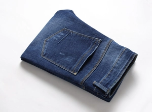 Detailansicht der dunkelblauen Slim Fit Jeans mit Gesäßtaschen und verwaschener Textur