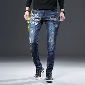 Jean homme coupe ajustée bleu foncé avec broderie tigre élégante et détails usés de mode