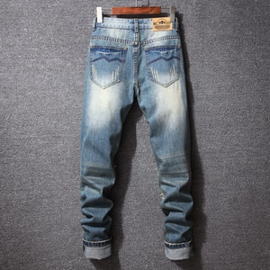 Jean bleu rétro pour homme avec broderie sur la poche arrière et délavage vintage