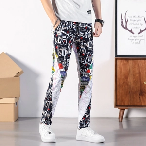 Herren Slim Fit Jeans mit künstlerischem Graffiti-Druck und Street-Style-Mustern in Schwarz