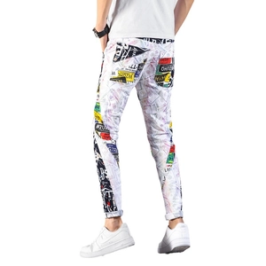 Schmal geschnittene Herren-Stretch-Jeans mit lebhaftem Graffiti-Nummernschild-Print