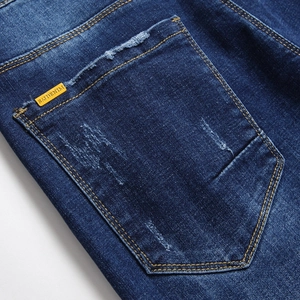 Herren Slim Fit Jeans in Blau mit Used-Effekt an der Tasche und dekorativem Metallemblem