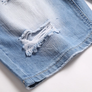 Short en jean bleu clair pour homme avec détails déchirés et coutures contrastées