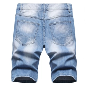 Short en jean bleu clair pour homme avec ourlet brut et design classique à cinq poches