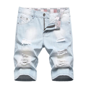 Short en jean bleu clair délavé avec doublure drapeau américain et détails déchirés urbains