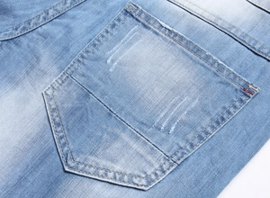 Détail du short en jean bleu clair avec poche arrière usée et double surpiqûre orange