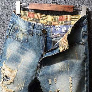 Jean bleu clair pour hommes avec déchirures style rétro et effet délavé vintage
