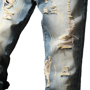 Jean bleu clair rétro pour homme avec détails délavés et déchirures aux genoux