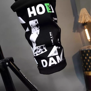 Schmale schwarze Streetwear-Jeans für Herren mit Hip-Hop-Buchstaben und Grafikmuster