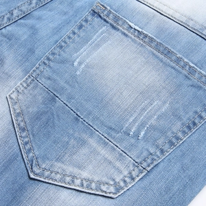 Short en jean bleu clair pour homme avec détails usés et coutures contrastées chic