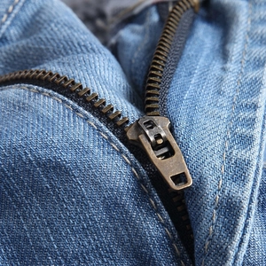 Short en jean d'été pour homme avec fermeture éclair en bronze et texture sergé