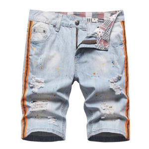 Jeans azzurri da uomo con dettagli consumati, spruzzi di vernice e strisce