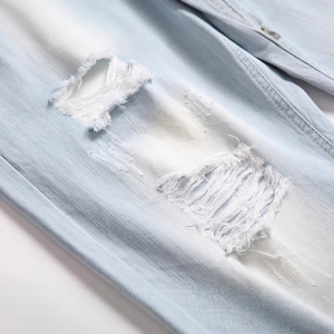Short en jean bleu clair pour homme avec déchirures et détails effilochés délavés