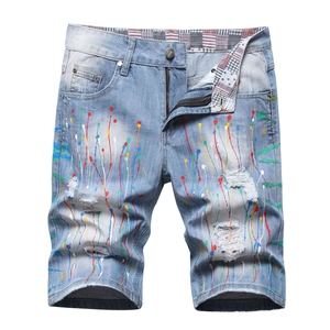 Short en jean bleu clair pour homme avec éclaboussures de peinture et déchirures usées