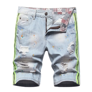 Short en jean bleu clair pour hommes avec déchirures, taches de peinture et galon