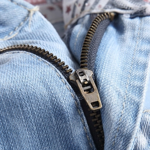 Hellblaue Herren Denim-Shorts mit Detailansicht des hochwertigen Metall-Reißverschlusses
