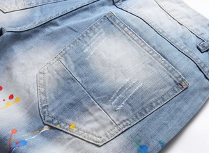 Gros plan d'un short en jean hip hop avec éclaboussures de peinture et détails usés