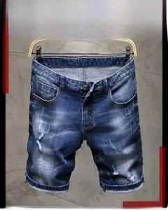 Detailaufnahme von Distressed-Denim-Shorts mit Rissen und umgeschlagenen Säumen